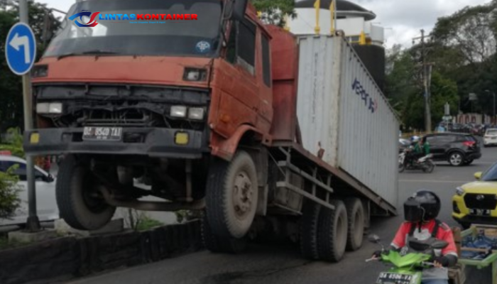 Truk Tronton Bermuatan Peti Kemas Gagal Menanjak, Mundur dan Hantam Rumah Warga