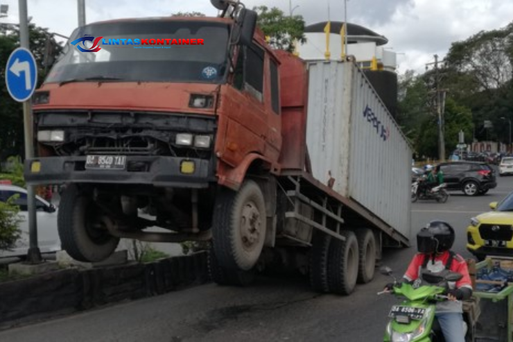 Truk Tronton Bermuatan Peti Kemas Gagal Menanjak, Mundur dan Hantam Rumah Warga