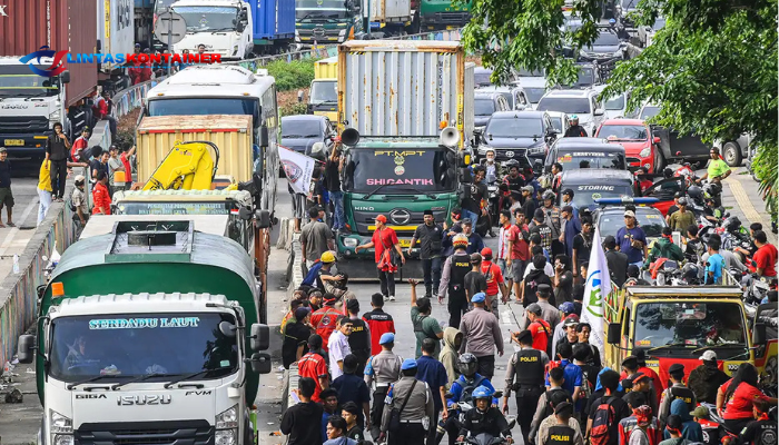 Aksi Demonstrasi  Jalan Terminal Kalibaru Raya, Cilincing