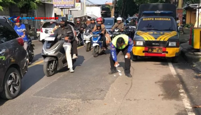 Petugas Unitlaka Satlantas Polres Mojokerto melakukan olah TKP kecelakaan