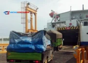 Truk Barang Antri Masuk Kapal Ferry di Pelabuhan Bakauheni!