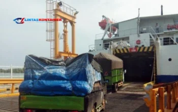 Truk Barang Antri Masuk Kapal Ferry di Pelabuhan Bakauheni!