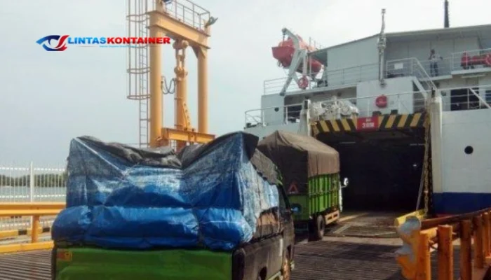 Truk Barang Antri Masuk Kapal Ferry di Pelabuhan Bakauheni!