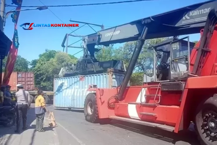 Kronologi Truk Kontainer Gagal Nanjak di Jembatan Titi Papan Medan!