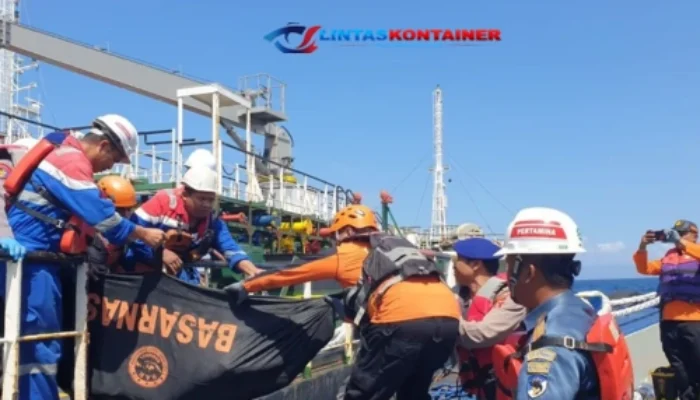 Kebakaran Hebat! Kapal Tanker & Kontainer Tabrakan, Zat Beracun Tumpah