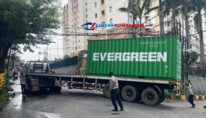 Truk Kontainer Mogok di Depok, Evakuasi Usai 1,5 Jam!