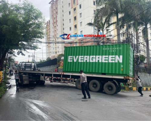 Truk Kontainer Mogok di Depok, Evakuasi Usai 1,5 Jam!