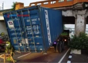 Kronologi Truk Kontainer Tersangkut Jembatan Kereta Matraman!