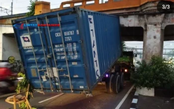 Kronologi Truk Kontainer Tersangkut Jembatan Kereta Matraman!