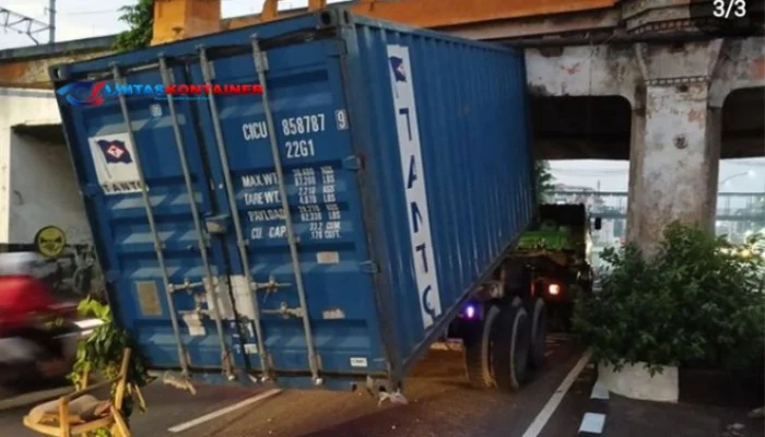 Kronologi Truk Kontainer Tersangkut Jembatan Kereta Matraman!