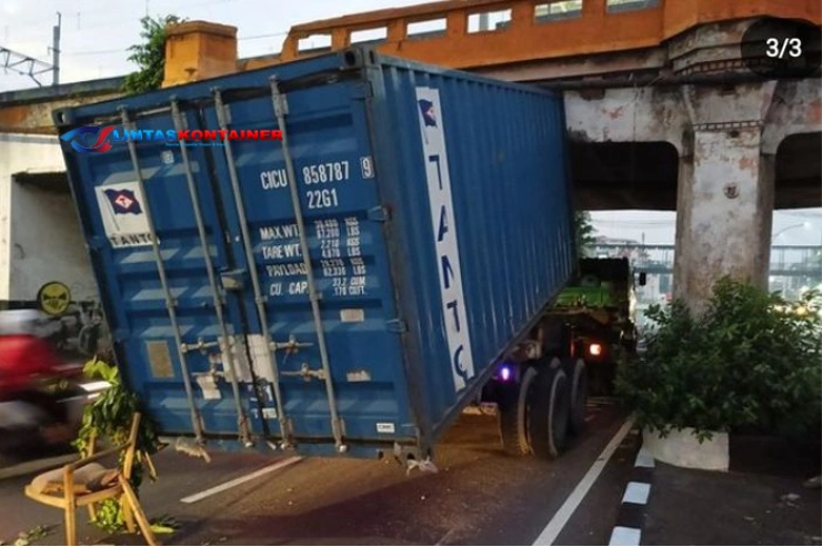 Kronologi Truk Kontainer Tersangkut Jembatan Kereta Matraman!