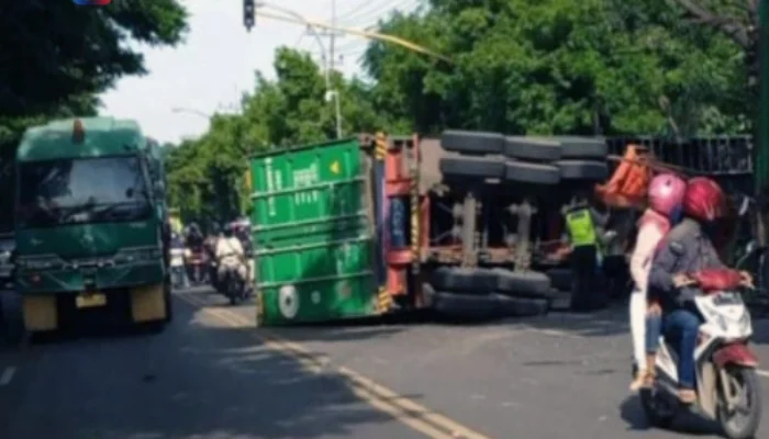 Truk Kontainer Terguling di Kerambitan!