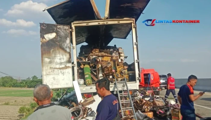 Truk Paket Belanja "Online" Terbakar Hebat di Km 220 Kanci-Pejagan Cirebon