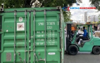 Peti Kemas Terjatuh di Jalanan Banjarmasin Tengah, Arus Lalu Lintas Tersendat