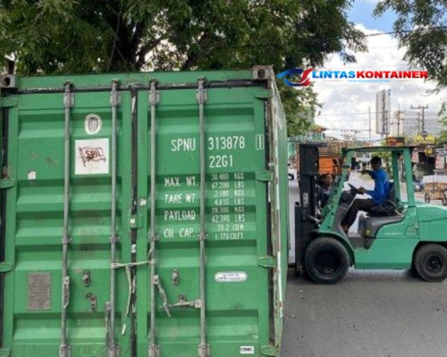 Peti Kemas Terjatuh di Jalanan Banjarmasin Tengah, Arus Lalu Lintas Tersendat