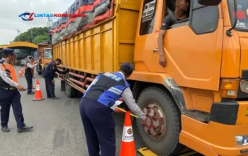 Kronologi Truk Kontainer Tersangkut Kabel di TB Simatupang