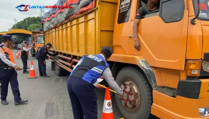 Kronologi Truk Kontainer Tersangkut Kabel di TB Simatupang