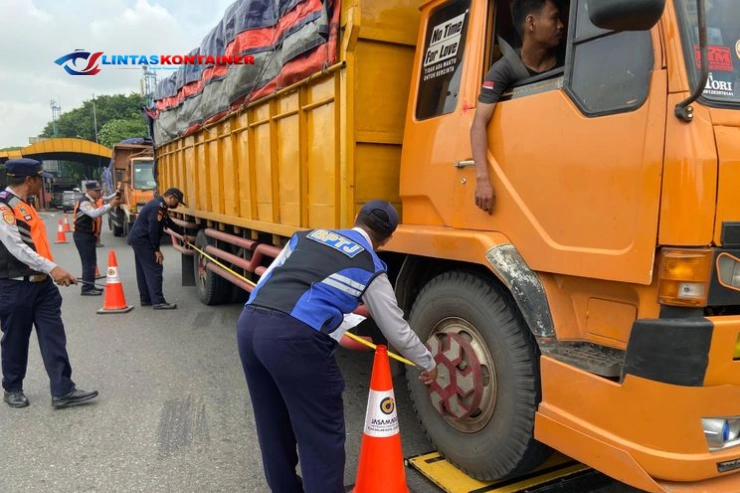 Kronologi Truk Kontainer Tersangkut Kabel di TB Simatupang