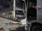 Deretan Truk Kontainer Hancur Akibat Ledakan Dahsyat di Pelabuhan Iran!