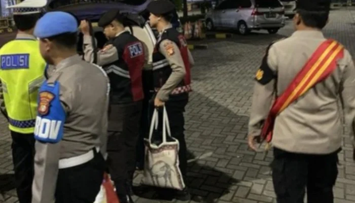 Polres Priok Bantu Keluarga Depok yang Telantar di Pelabuhan Pulang ke Rumah!