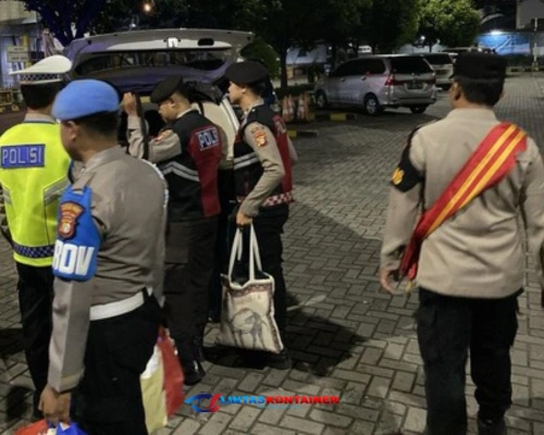 Polres Priok Bantu Keluarga Depok yang Telantar di Pelabuhan Pulang ke Rumah!