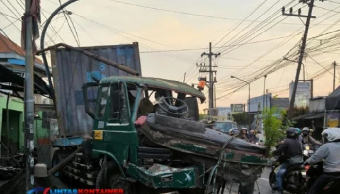 Tragedi Mengerikan di Gresik: Kontainer Hantam Pengendara Motor hingga Tewas