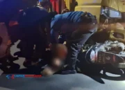 Ngeri! Truk vs Motor, Korban Terseret dan Tersangkut di Kolong Mobil
