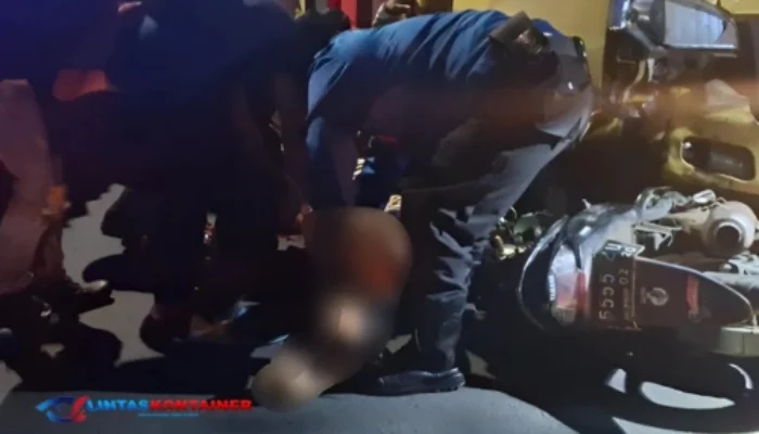 Ngeri! Truk vs Motor, Korban Terseret dan Tersangkut di Kolong Mobil