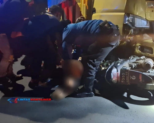 Ngeri! Truk vs Motor, Korban Terseret dan Tersangkut di Kolong Mobil