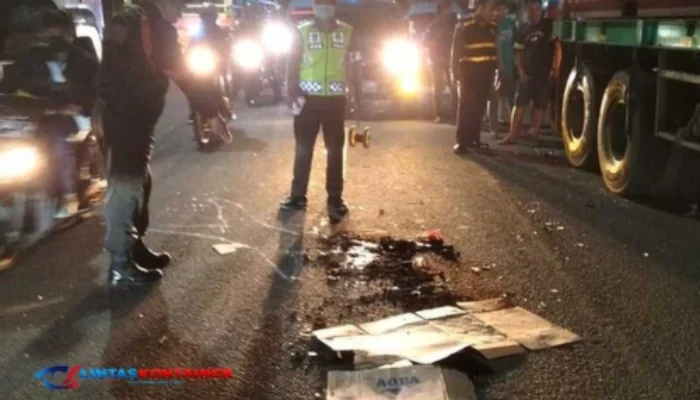 Ngeri! Truk vs Motor, Korban Terseret dan Tersangkut di Kolong Mobil