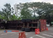 Truk Kontainer Terguling di Sentul, Sopir Terjebak di Kabin!
