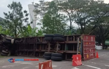 Truk Kontainer Terguling di Sentul, Sopir Terjebak di Kabin!