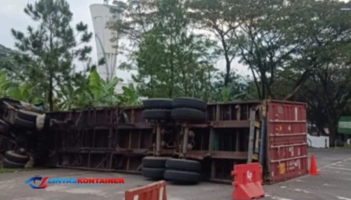 Truk Kontainer Terguling di Sentul, Sopir Terjebak di Kabin!