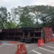 Truk Kontainer Terguling di Sentul, Sopir Terjebak di Kabin!