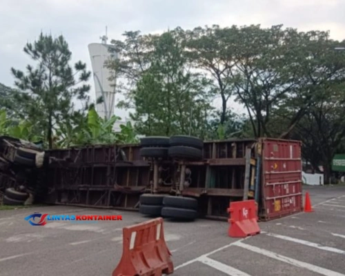 Truk Kontainer Terguling di Sentul, Sopir Terjebak di Kabin!