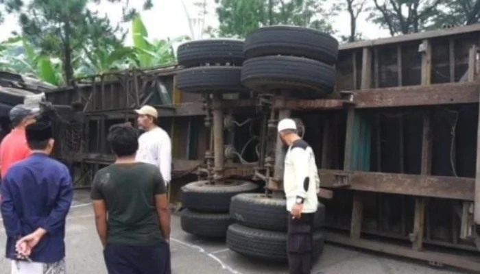 Truk Kontainer Terguling di Sentul, Sopir Terjebak di Kabin!