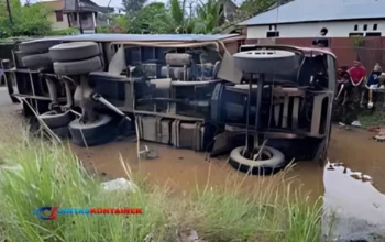 Truk Kontainer PT MBP-Adaro Logistic Terguling di Tanah Laut, Picu Kemacetan Panjang
