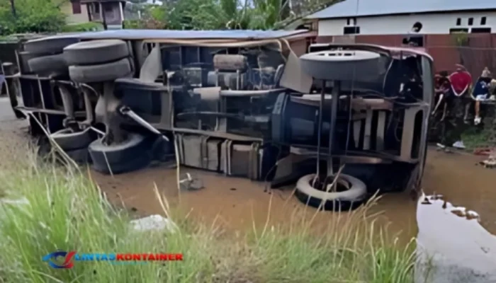 Truk Kontainer PT MBP-Adaro Logistic Terguling di Tanah Laut, Picu Kemacetan Panjang