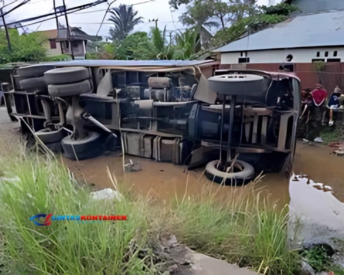 Truk Kontainer PT MBP-Adaro Logistic Terguling di Tanah Laut, Picu Kemacetan Panjang