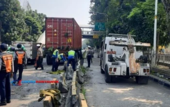 Truk Kontainer Hantam Separator Busway di Jakbar, Warga Panik!