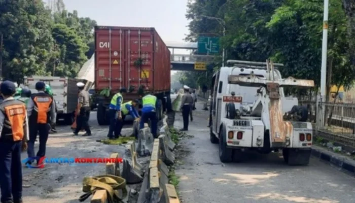 Truk Kontainer Hantam Separator Busway di Jakbar, Warga Panik!