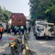 Truk Kontainer Hantam Separator Busway di Jakbar, Warga Panik!