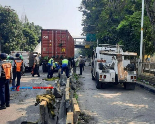 Truk Kontainer Hantam Separator Busway di Jakbar, Warga Panik!