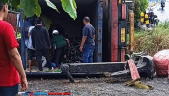 Truk Kontainer PT MBP-Adaro Logistic Terguling di Tanah Laut, Picu Kemacetan Panjang