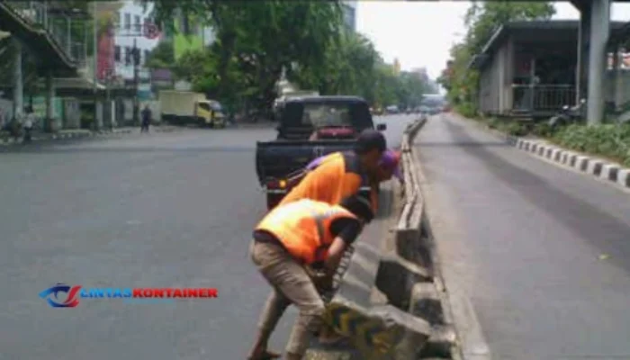 Truk Kontainer Hantam Separator Busway di Jakbar, Warga Panik!
