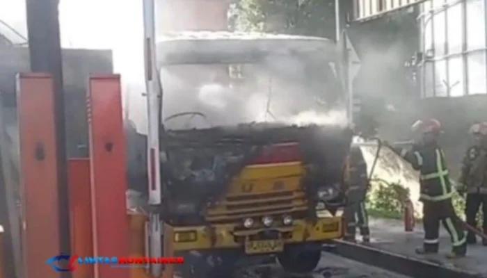 Truk Kontainer Terbakar di Tol Mabar I, Diduga Akibat Korsleting!