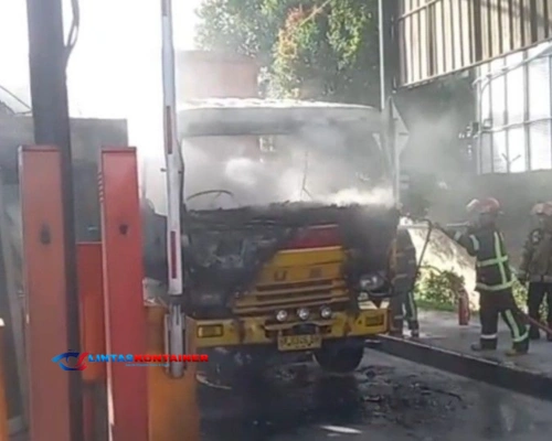 Truk Kontainer Terbakar di Tol Mabar I, Diduga Akibat Korsleting!