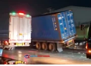 Truk Kontainer Ganggu Lalu Lintas, Pantura Sayung Lumpuh Total