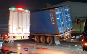 Truk Kontainer Ganggu Lalu Lintas, Pantura Sayung Lumpuh Total