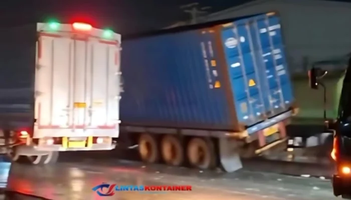 Truk Kontainer Ganggu Lalu Lintas, Pantura Sayung Lumpuh Total